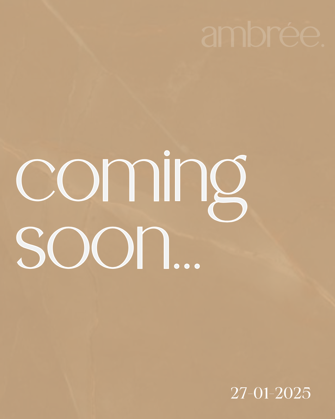 Annonce de lancement Ambrée avec message "coming soon..." et date 27-01-2025 sur fond beige marbré