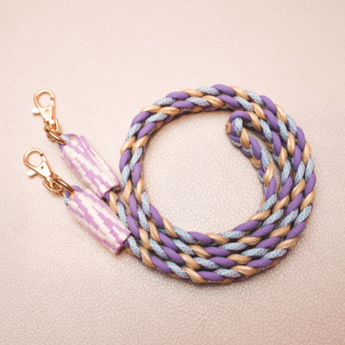 Cordon Ambrée tressé violet et beige avec embouts lilas à motifs blancs et mousquetons dorés