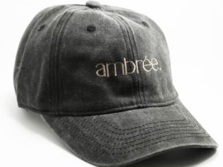 Casquette Ambrée noir charbon en coton, broderie claire en vue trois quarts