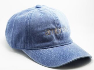 Casquette en denim bleu clair avec logo brodé "ambrée" doré – vue en angle