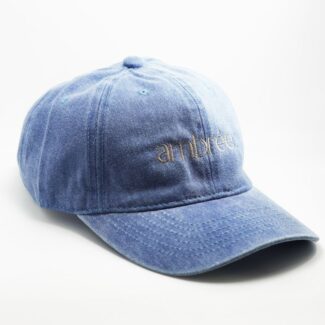 Casquette en denim bleu clair avec logo brodé "ambrée" doré – vue en angle