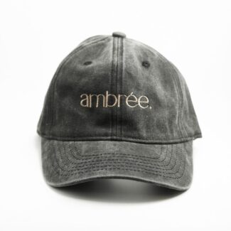 Casquette Ambrée noir charbon en coton, broderie claire, vue de face