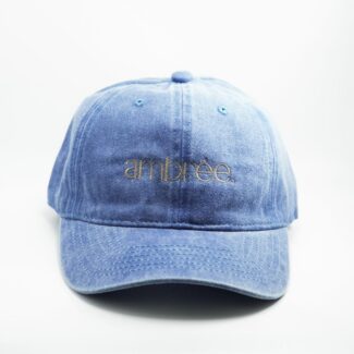 Casquette en denim bleu clair avec logo brodé "ambrée" doré – vue de face