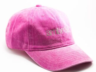 Casquette Ambrée rose fuchsia en coton, broderie visible en vue trois quarts