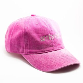 Casquette Ambrée rose fuchsia en coton, broderie visible en vue trois quarts