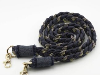 Cordon de téléphone tressé en bleu nuit avec détails dorés, embouts en denim et mousquetons dorés – modèle Ambrée