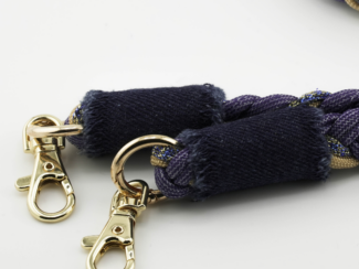 Cordon tressé bleu nuit avec embouts en tissu denim et mousquetons dorés – accessoire téléphone Ambrée