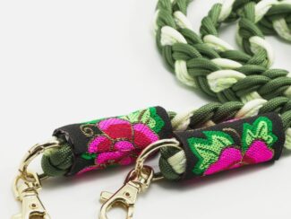 Cordon de téléphone tressé vert kaki et ivoire avec embouts brodés à fleurs roses et mousquetons dorés – modèle Ambrée