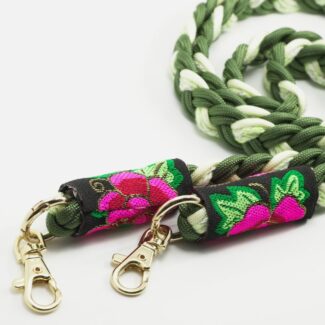 Cordon de téléphone tressé vert kaki et ivoire avec embouts brodés à fleurs roses et mousquetons dorés – modèle Ambrée