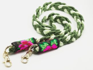 Cordon de téléphone tressé vert kaki et ivoire avec embouts en tissu noir brodé de fleurs roses – finition avec mousquetons dorés