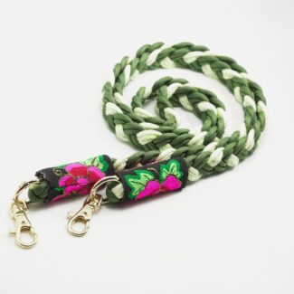 Cordon de téléphone tressé vert kaki et ivoire avec embouts en tissu noir brodé de fleurs roses – finition avec mousquetons dorés