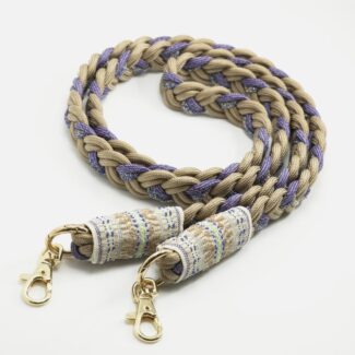 Cordon Ambrée tressé beige et lavande avec embouts brodés pastel et mousquetons dorés