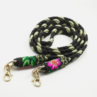 Cordon de téléphone tressé noir et vert clair avec embouts brodés de motifs floraux tropicaux – finitions dorées
