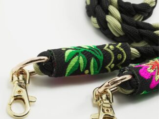 Cordon de téléphone tressé noir et vert clair avec embouts brodés feuillage tropical vert et rose – mousquetons dorés