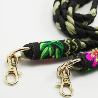 Cordon de téléphone tressé noir et vert clair avec embouts brodés feuillage tropical vert et rose – mousquetons dorés