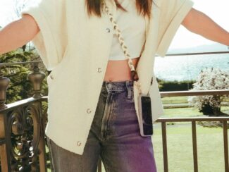 Femme portant un cordon tressé clair Ambrée avec une coque de téléphone