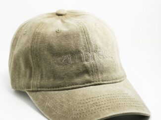 Casquette en denim vert olive avec logo brodé ton sur ton "ambrée" – vue de trois quarts avant