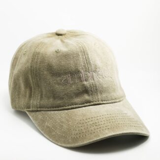 Casquette en denim vert olive avec logo brodé ton sur ton "ambrée" – vue de trois quarts avant