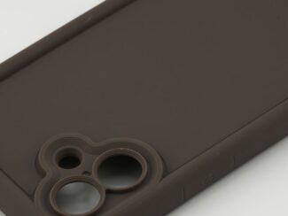 Zoom sur la coque taupe Ambrée avec anneaux intégrés autour du module photo