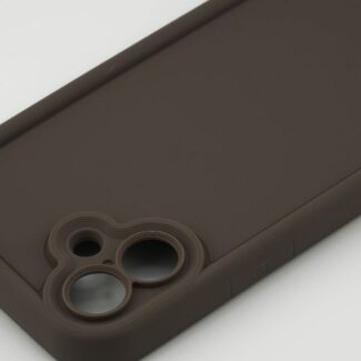 Zoom sur la coque taupe Ambrée avec anneaux intégrés autour du module photo