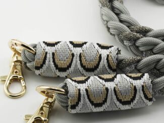 Gros plan sur le cordon Baroque Bohème Ambrée avec mousquetons dorés et motif brodé