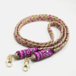 Cordon tressé rose et beige Ambrée avec embouts brodés fuchsia et violets, mousquetons dorés