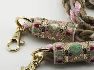 Gros plan sur les embouts brodés du cordon Rêve Bohème Ambrée avec mousquetons dorés