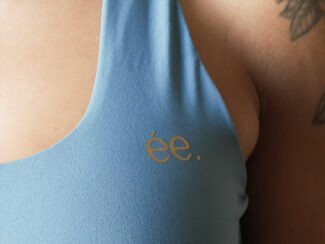 Ne-1716 alt : Brassière Glow Club – Bleu Serenity | ambrée. détail logo doré