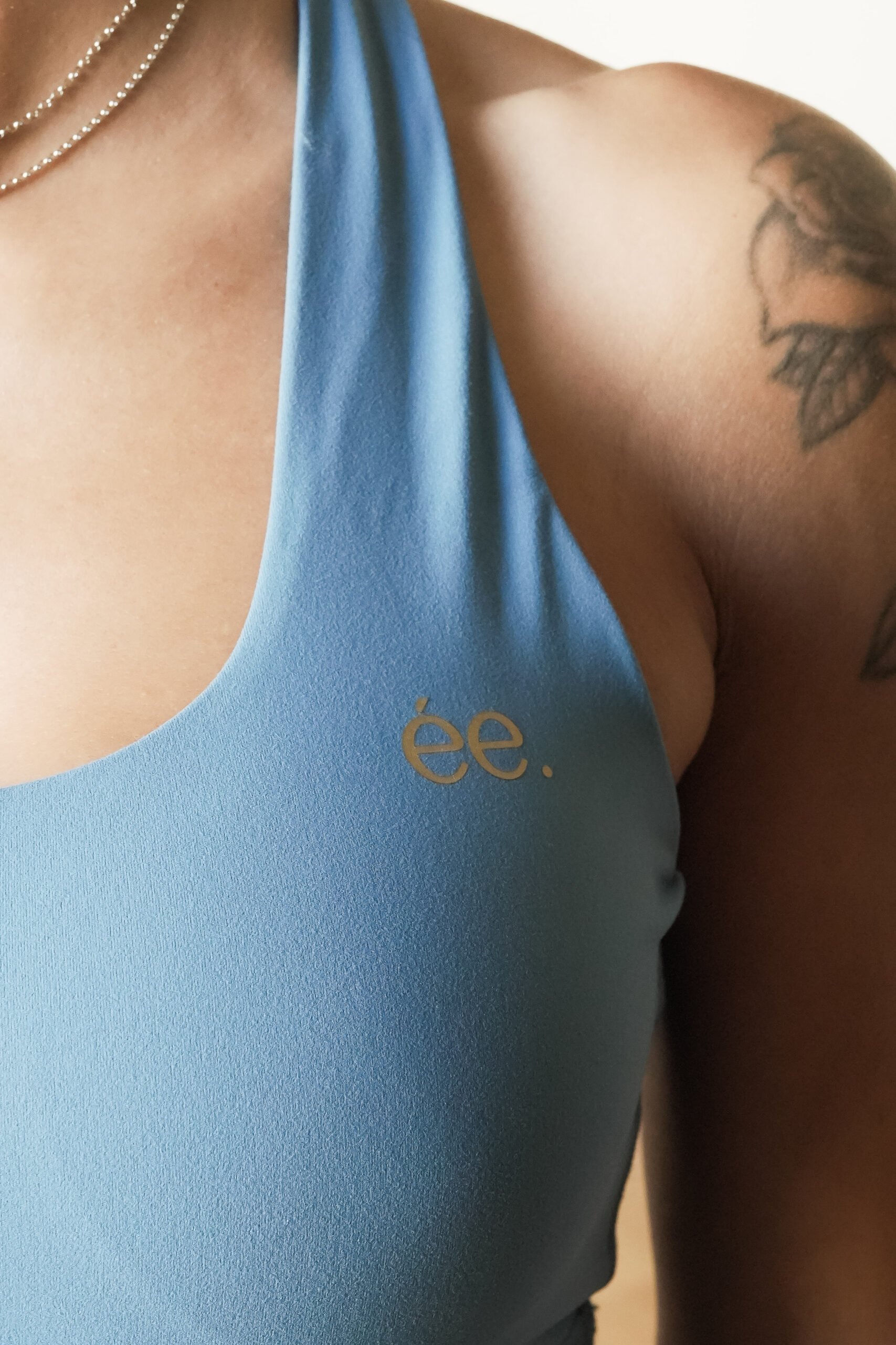 Ne-1716 alt : Brassière Glow Club – Bleu Serenity | ambrée. détail logo doré