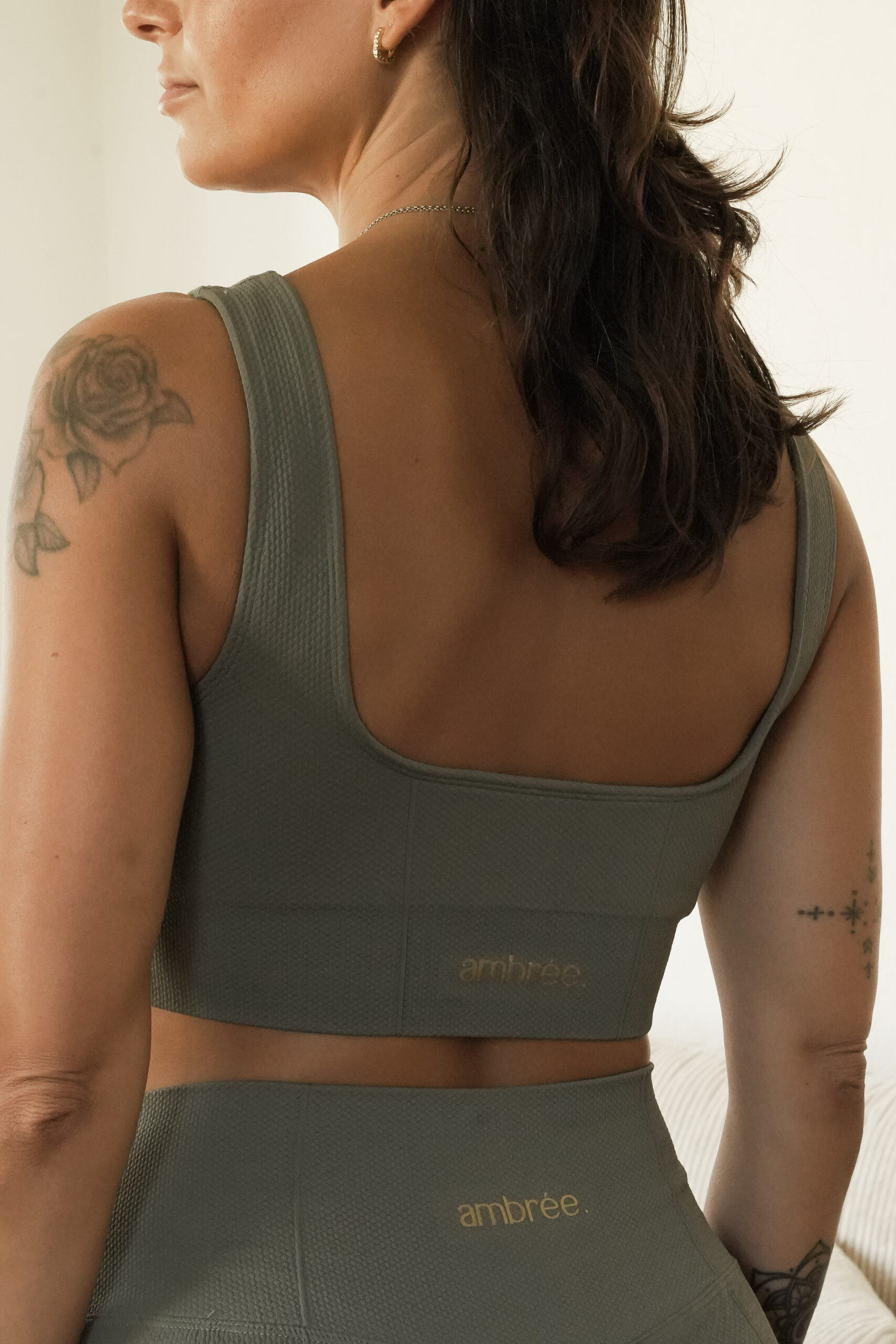 alt="brassière Glow Club olive texture activewear ambrée"