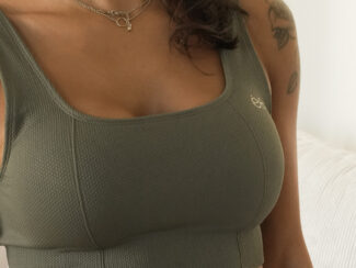 alt="brassière Glow Club olive texture activewear ambrée"