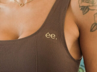 Ne-1678 alt : Brassière Glow Club – Taupe Texture | ambrée. détail logo doré