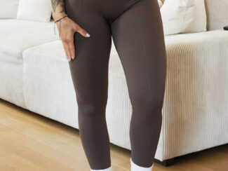 alt : Legging Glow Club – Marron Texture | ambrée. porté face