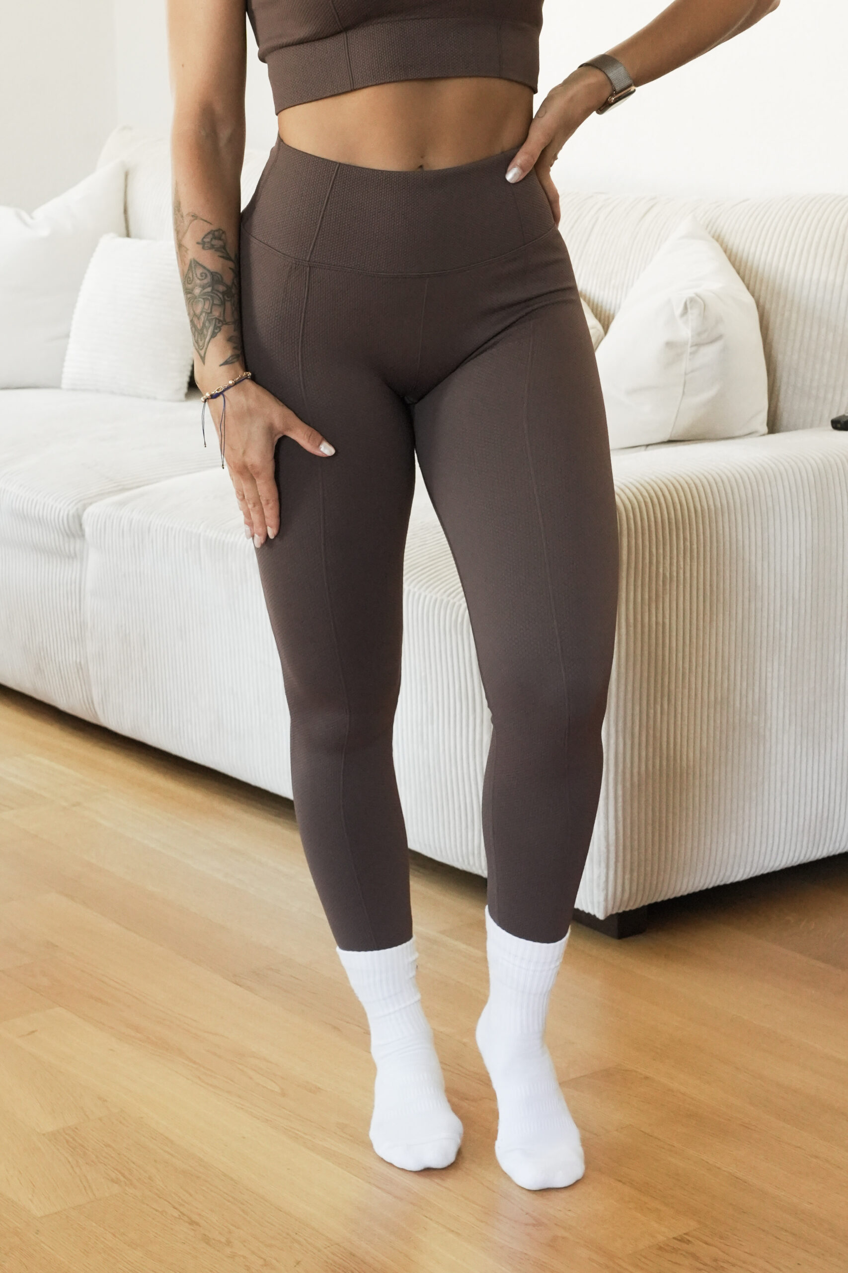 alt : Legging Glow Club – Marron Texture | ambrée. porté face
