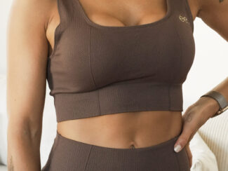 alt : Brassière Glow Club – Taupe Texture | ambrée. détail logo doré