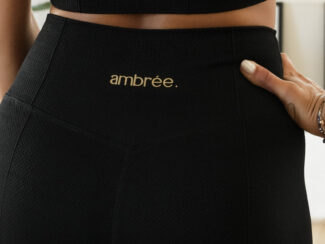 alt : Brassière Glow Club – Noir Classique | ambrée. vue de dos