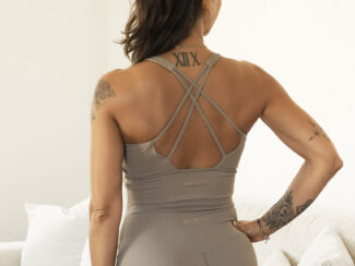 alt : Brassière Glow Club – Taupe Essentials | ambrée. portée dos croisé