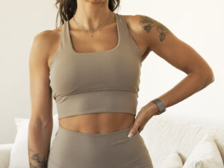 alt : Brassière Glow Club – Taupe Essentials | ambrée. vue face tenue complète