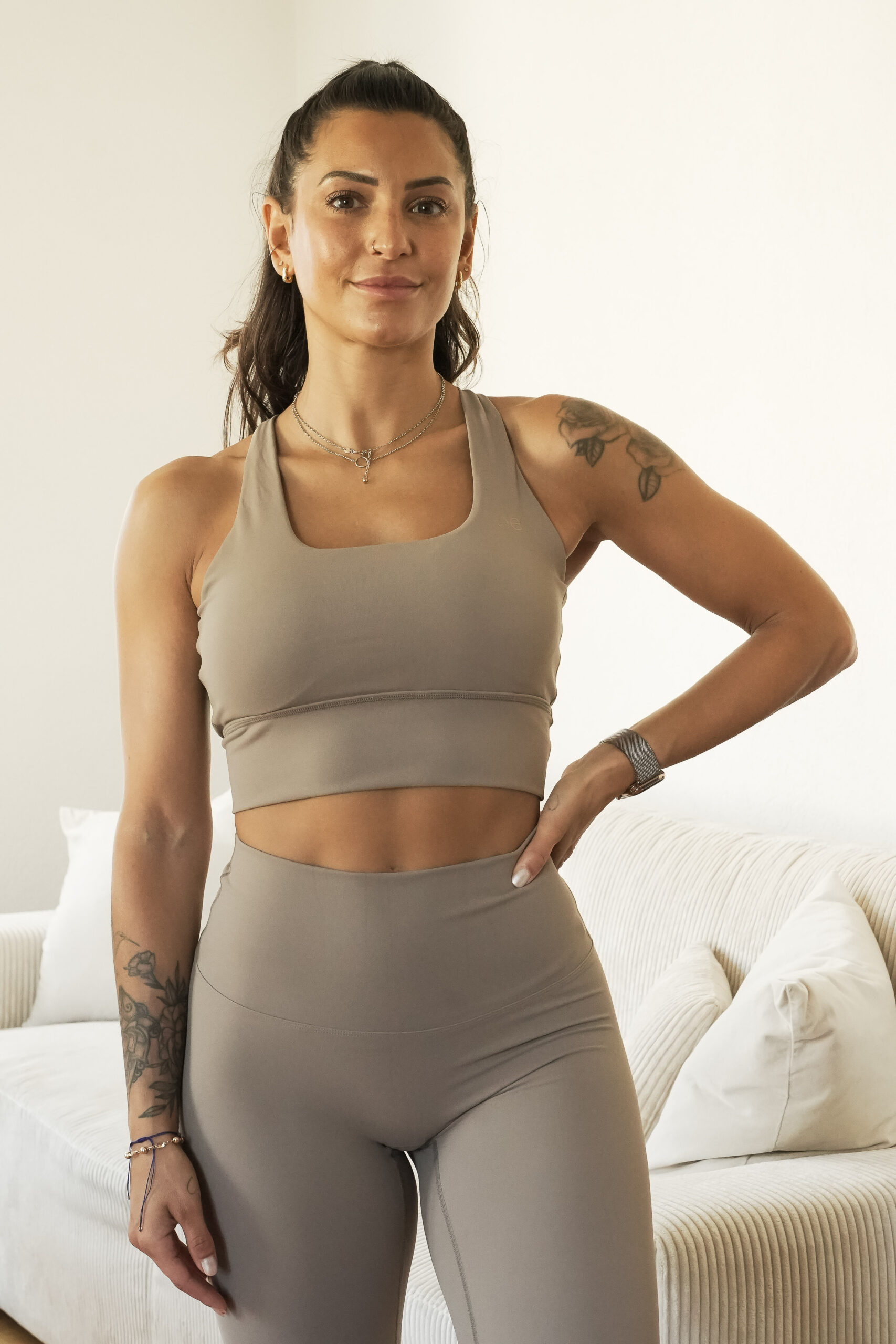 alt : Brassière Glow Club – Taupe Essentials | ambrée. vue face tenue complète