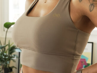 alt : Brassière Glow Club – Taupe Essentials | ambrée. zoom logo doré