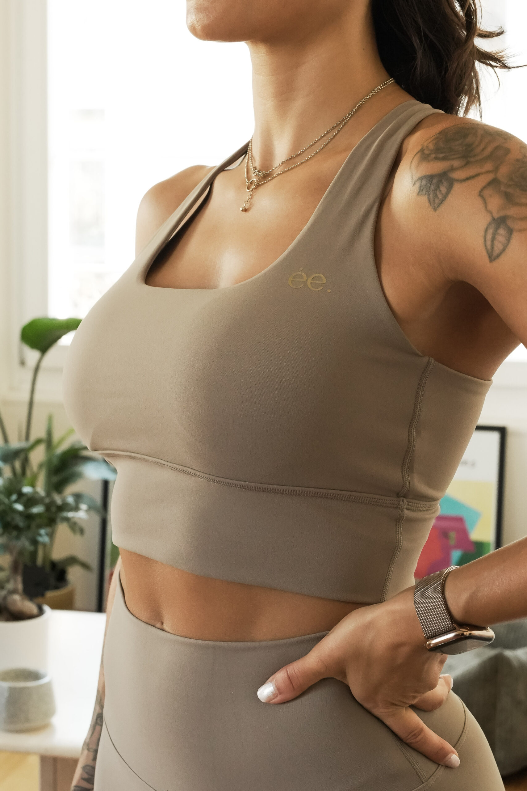 alt : Brassière Glow Club – Taupe Essentials | ambrée. zoom logo doré