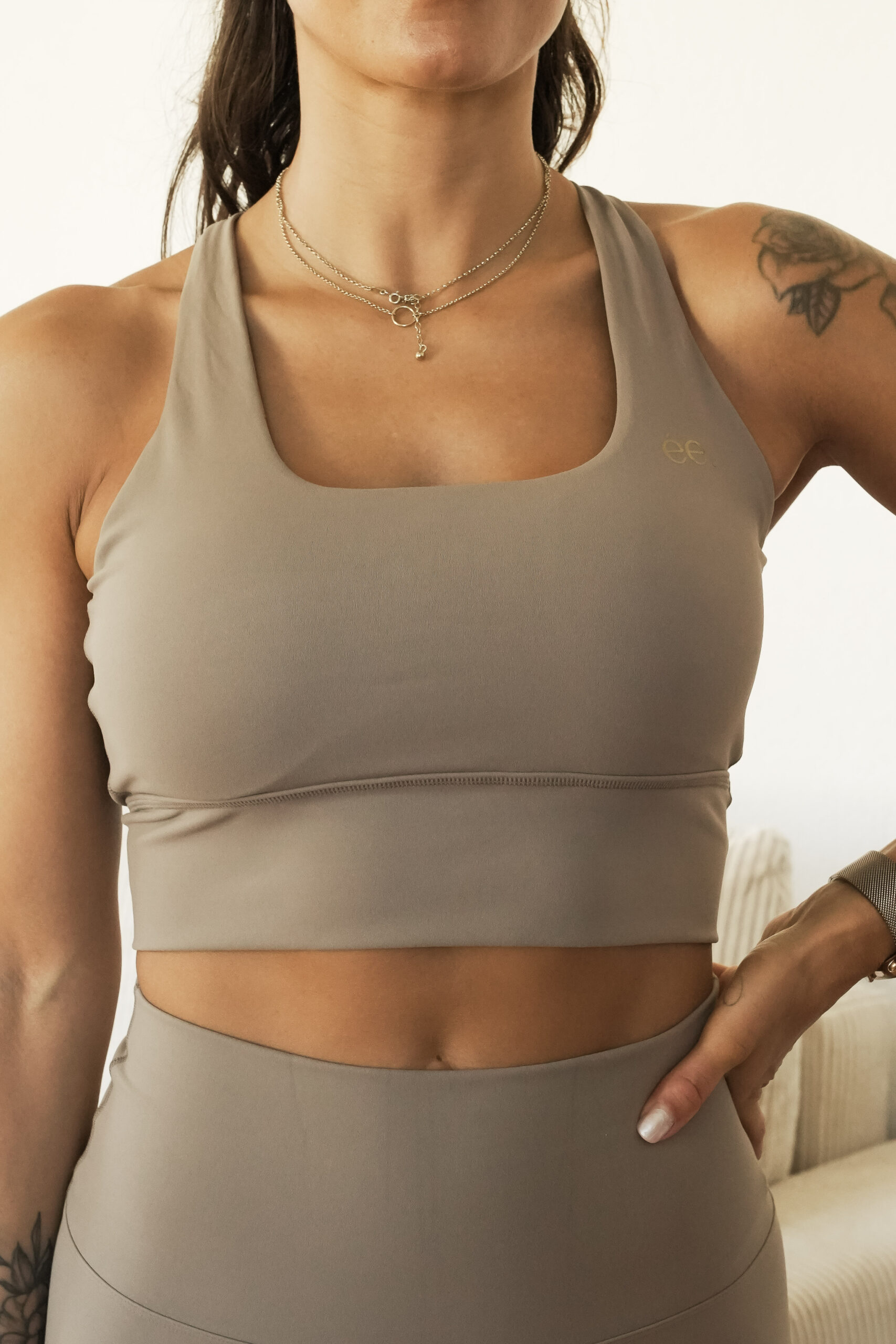 alt : Brassière Glow Club – Taupe Essentials | ambrée. zoom logo doré