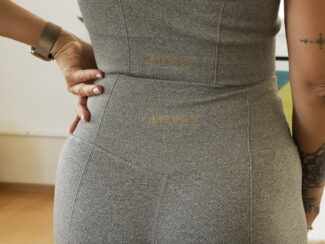 Ne-1700 alt : Legging Glow Club – Gris Texture | ambrée. texture tissu