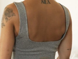 alt : Brassière Glow Club – Gris Texture | ambrée. vue de dos