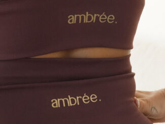 alt="brassière Glow Club burgundy edition activewear ambrée"
