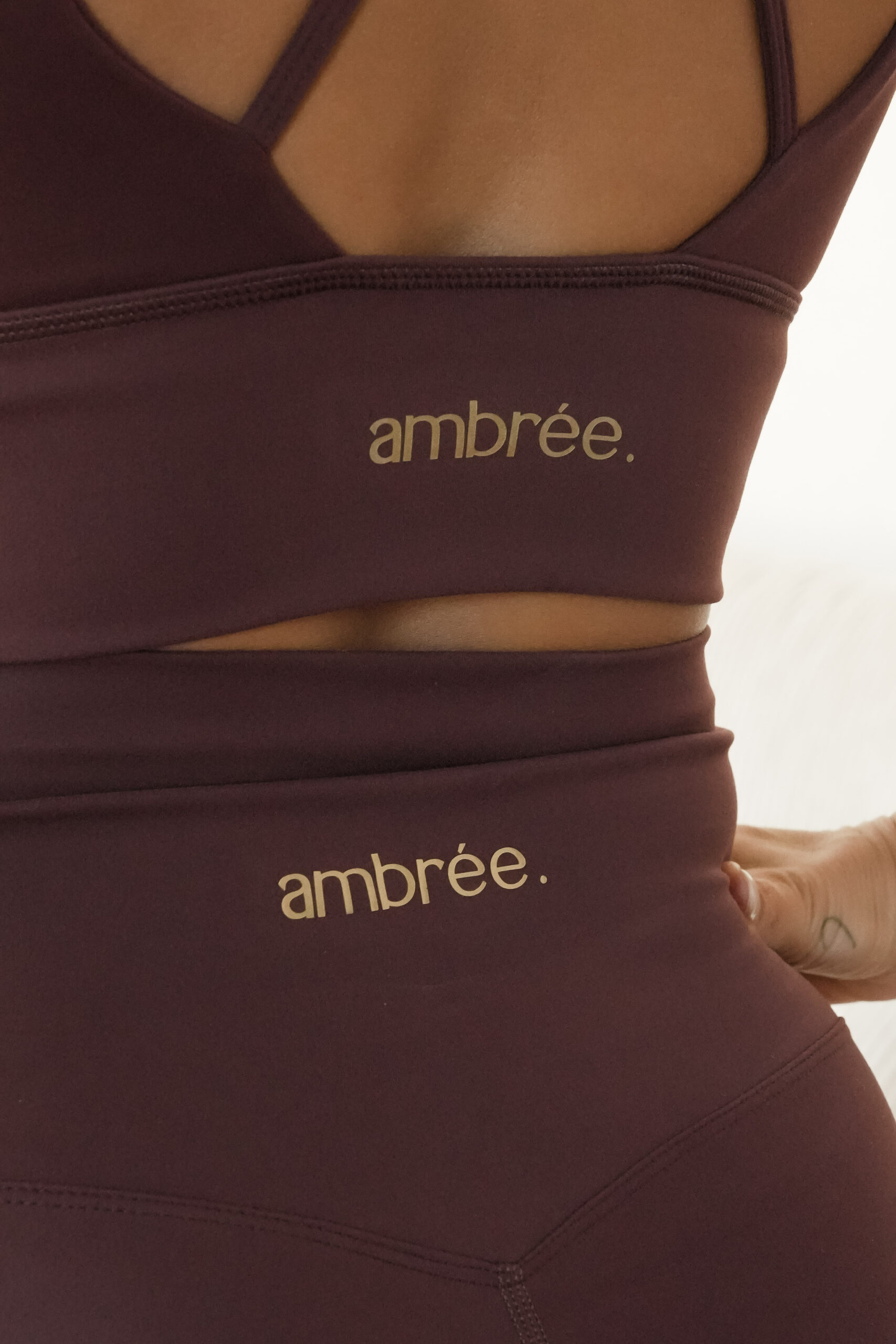 alt="brassière Glow Club burgundy edition activewear ambrée"