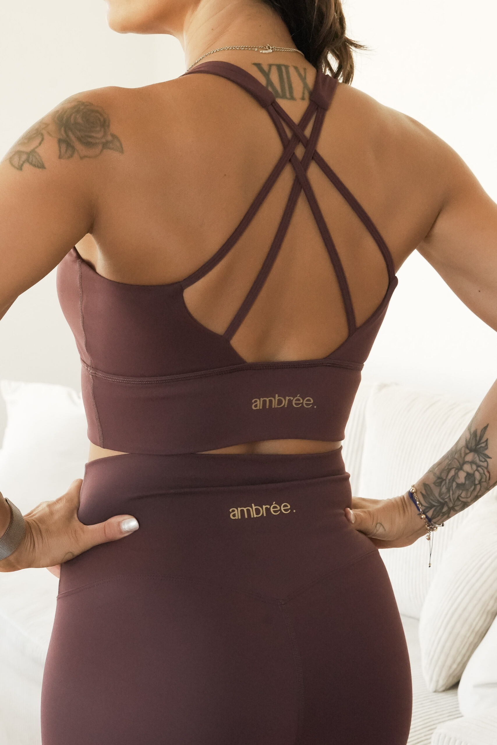 alt="brassière Glow Club burgundy edition activewear ambrée"