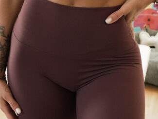 alt : Legging Glow Club – Burgundy Edition | ambrée. tissu lisse burgundy