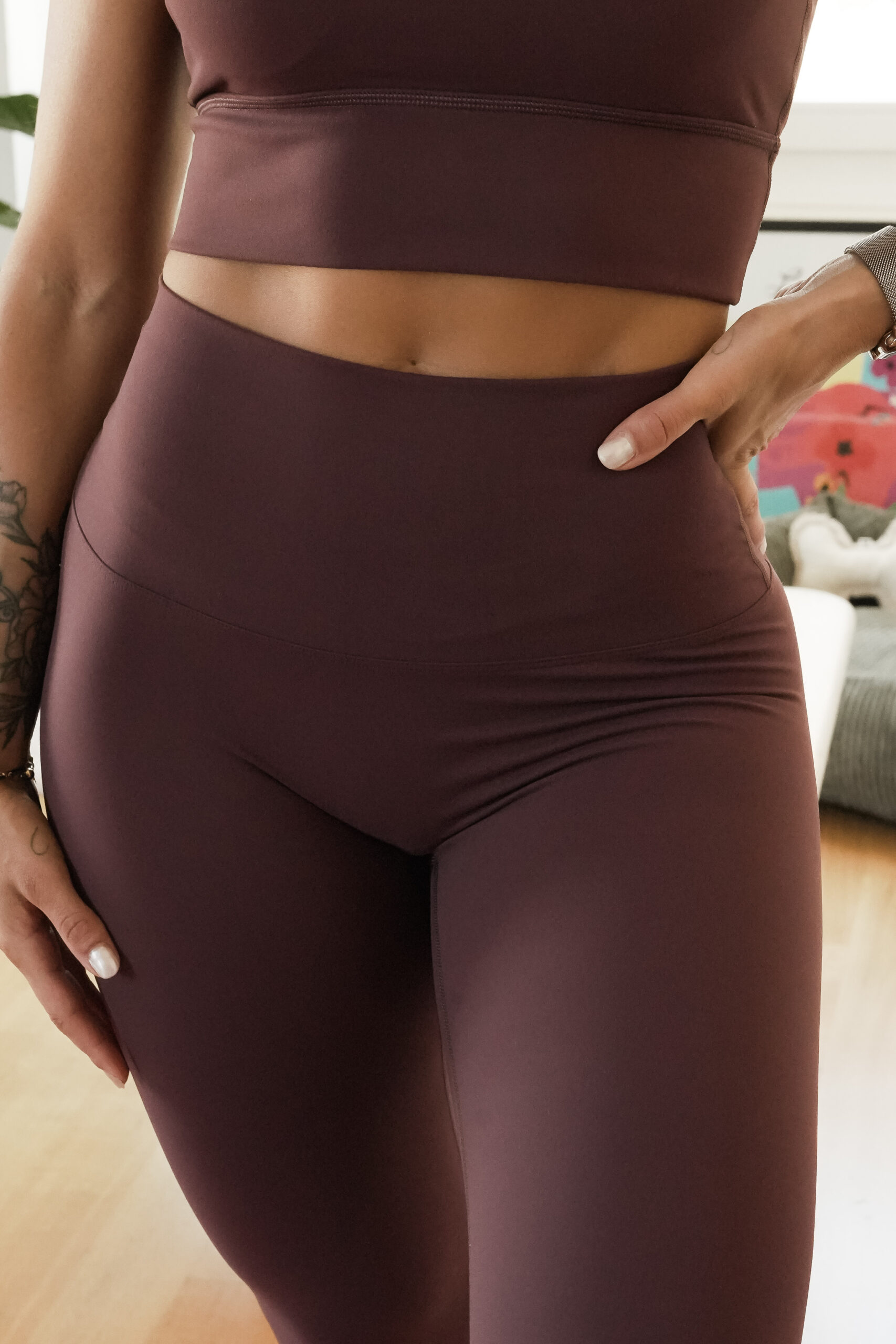 alt : Legging Glow Club – Burgundy Edition | ambrée. tissu lisse burgundy