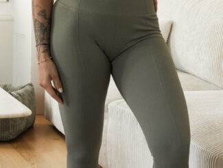 alt : Legging Glow Club – Olive Texture | ambrée. porté face